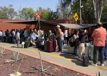 Maestros escalan protestas en la capital y toman el aeropuerto de Oaxaca
