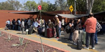 Maestros escalan protestas en la capital y toman el aeropuerto de Oaxaca