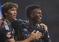 El delantero del Real Madrid Vinicius Junior (d), celebra tras marcar el 0-2, durante el partido de LaLiga