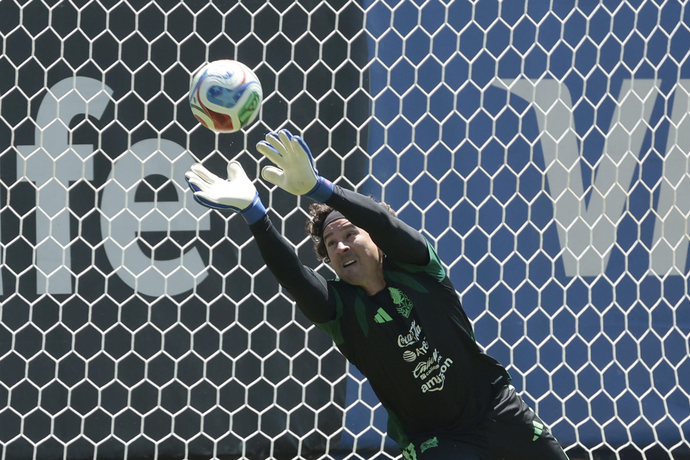 Ochoa elogia a Aguirre y habla de su lucha por llegar bien al Mundial