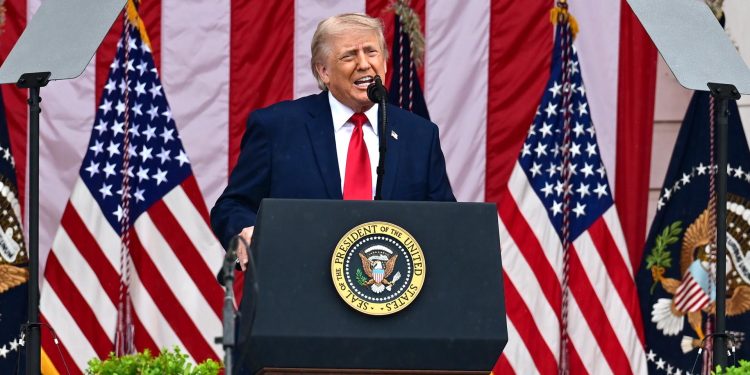 Trump impone nuevo arancel del 10% a México