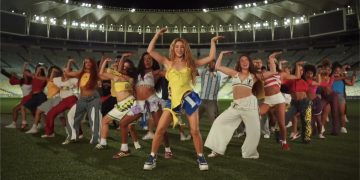 Captura de video cedido por Shakira que muestra a la cantante colombiana en un fragmento del nuev