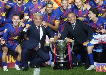 Los jugadores del FC Barcelona celebran el título de Liga con los directivos Joan Laporta