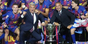 Los jugadores del FC Barcelona celebran el título de Liga con los directivos Joan Laporta
