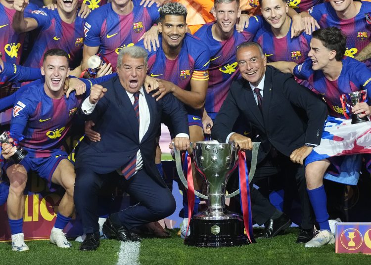 Los jugadores del FC Barcelona celebran el título de Liga con los directivos Joan Laporta