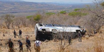 Suman 11 muertos tras volcadura de autobús turístico en el Pacífico mexicano