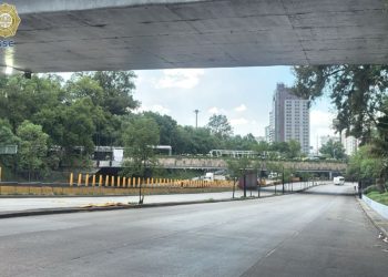 Maestros escalan sus protestas con bloqueos viales a dos semanas del Mundial
