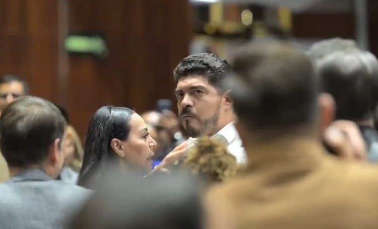 Zenyazen Escobar protagoniza conato de bronca en plena sesión de Diputados