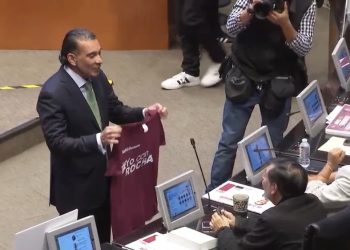 Reta senador del PVEM, Luis Armando Melgar a Fernández Noroña a ponerse camiseta para defender a Rocha Moya.