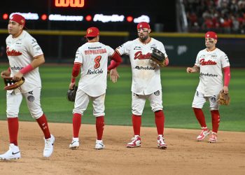 Con una noche de 16 imparables con ataques de seis y cuatro carreras, los Diablos Rojos del México (13-12) vencieron 14-5 a los Tigres de Quintana Roo