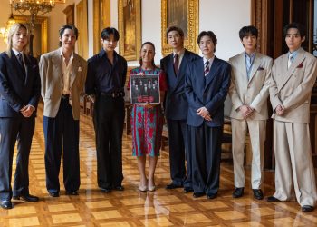 BTS aparece en el balcón de Palacio Nacional junto a Claudia Sheinbaum