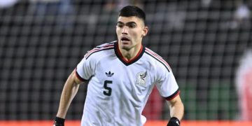Johan Vásquez, el líder defensivo de México que brilla en Europa rumbo al Mundial 2026