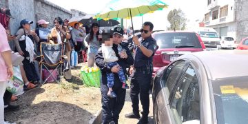 Rescatan a menor encerrado en auto bajo el sol en Morelia
