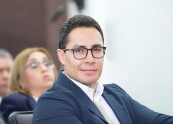 Alcalde de Pachuca amenaza con despedir a trabajadores si no dan “like” a sus publicaciones