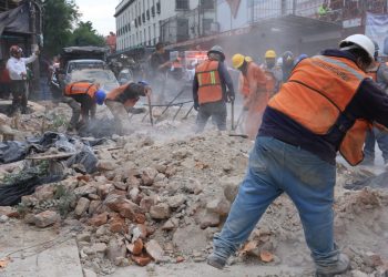 Se desploma fachada sobre microbús en la colonia Centro; hay cuatro heridos