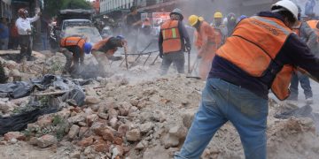 Se desploma fachada sobre microbús en la colonia Centro; hay cuatro heridos