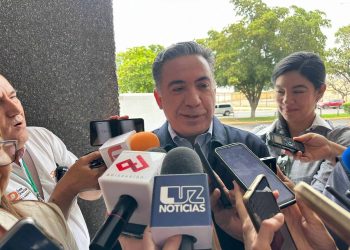 Senador Enrique Inzunza comparece ante la FGR en Culiacán