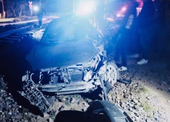 Conductor sobrevive tras intentar ganarle el paso al tren en Hidalgo