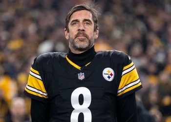 Steelers renuevan un temporada más a Aaron Rodgers