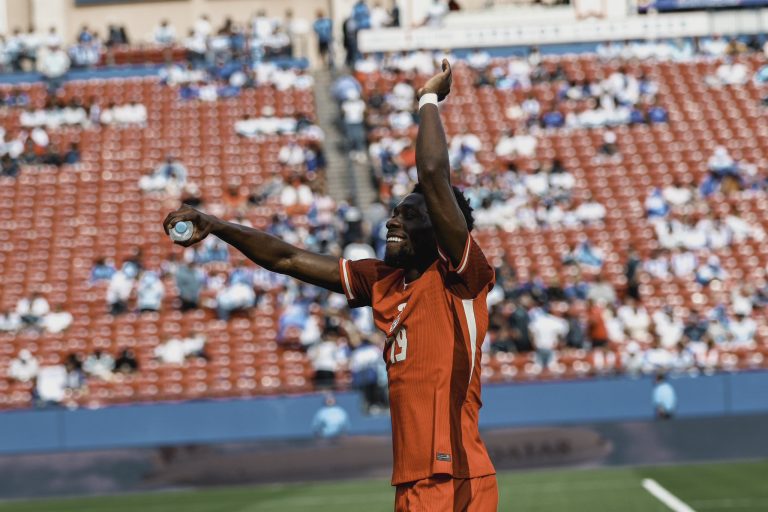 Alphonso Davis encabeza la lista de Canadá
