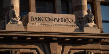 Banxico reduce previsión de crecimiento económico para México