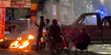 Bloqueos en accesos al AIFA cumplen casi 24 horas y afectan a viajeros bajo la lluvia