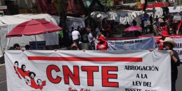 CNTE y Segob terminan reunión sin acuerdos; magisterio mantiene plantón y amenaza con huelga nacional