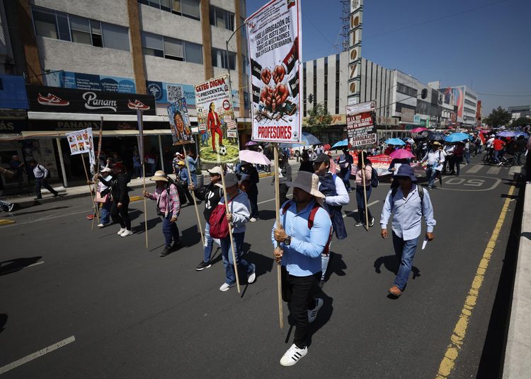 5 mil maestros movilizan la CDMX en una marcha pacífica | FOTO EFE