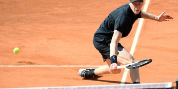 El italiano Jannik Sinner impuso su superioridad en el derbi ante su compatriota Andrea Pellegrino y selló su clasificación para los cuartos de final del Masters