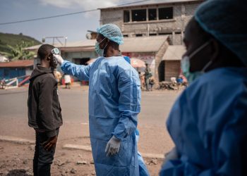 Ébola en Congo ha dejado 223 muertes sospechosas; OMS pide alto al fuego para contener brote