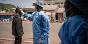 Ébola en Congo ha dejado 223 muertes sospechosas; OMS pide alto al fuego para contener brote