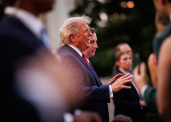 Trump vuelve a arremeter contra el papa León XIV por Irán