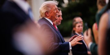 Trump vuelve a arremeter contra el papa León XIV por Irán