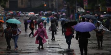 Onda tropical y circulación ciclónica provocarán fuertes lluvias este domingo