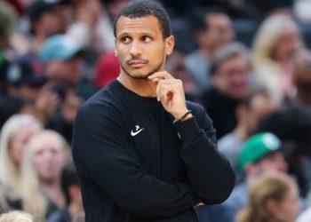 Joe Mazzulla, de Celtics, es elegido entrenador del año en la NBA