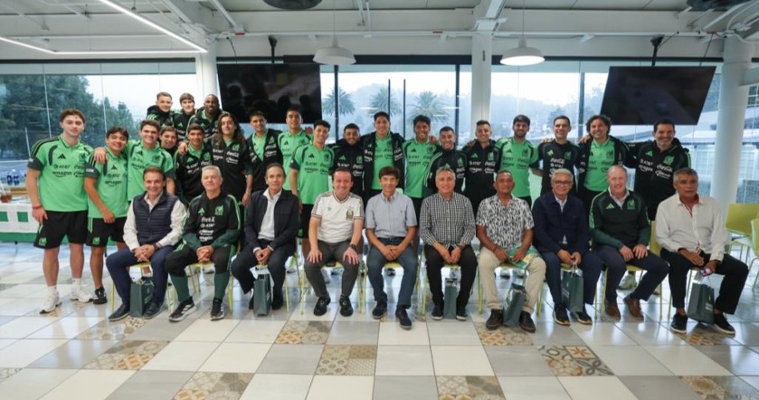 Mundialistas de México 86 visitan a la Selección Nacional de México en el CAR