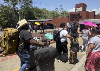 Maestros de la CNTE ocupan aeropuerto de Oaxaca y elevan presión al Gobierno federal