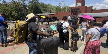 Maestros de la CNTE ocupan aeropuerto de Oaxaca y elevan presión al Gobierno federal