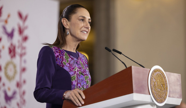Cuauhtémoc, Ciudad de México, México, 16 de abril de 2026.
La doctora Claudia Sheinbaum Pardo, presidenta Constitucional de los Estados Unidos Mexicanos en Conferencia de prensa matutina “Conferencia del Pueblo” en el Salón Tesorería de Palacio Nacional y enlace con Francisco Alfonso Durazo Montaño, gobernador Constitucional del Estado de Sonora y Alejandro Svarch Pérez, director general del IMSS Bienestar desde Sonora y con Alejandro Armenta Mier, gobernador Constitucional del Estado de Puebla; Rommel Pacheco Marrufo, director general de la Comisión Nacional de Cultura Física y Deporte (Conade) desde Puebla. La acompañan Marcelo Ebrard Casaubón, secretario de Economía; Guillermo del Río Ochoa, presidente de Index occidente y director de desarrollo de negocios y relaciones gubernamentales en Flex México; Carlos Gabriel Lerma Cotera, subsecretario de Ingresos de la Secretaría de Hacienda y Crédito Público (SHCP); Noemí Juárez Pérez, subsecretaria de Educación Pública; César Iván Escalante Ruiz, procurador federal del consumidor (Profeco) y Miguel Ángel Elorza Vásquez, coordinador de Infodemia.
Foto: Gabriel Monroy / Presidencia