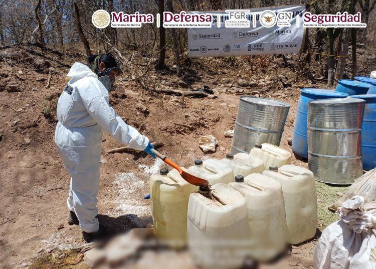 Autoridades localizaron e inhabilitaron tres laboratorios clandestinos en Sinaloa.