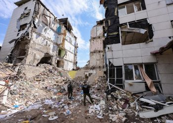 Edificios residenciales, escuelas y museos sufrieron daños tras el bombardeo en Ucrania