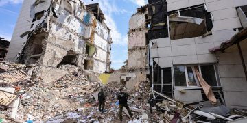 Edificios residenciales, escuelas y museos sufrieron daños tras el bombardeo en Ucrania