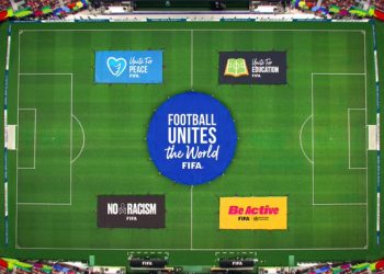 Árbitros y jugadores “Unite for Peace” 