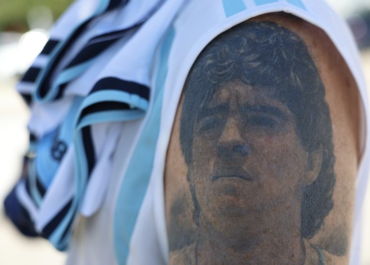 GR7015. DALLAS (ESTADOS UNIDOS), 27/06/2026.- Un hincha de Argentina posa con un tatuaje de Diego Armando Maradona en su brazo este sábado, antes de un partido del grupo F del Mundial de la FIFA 2026 entre Jordania y Argentina en el estadio AT&T Stadium en Dallas (EE.UU.). EFE/ Mariscal