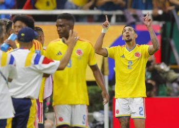 Daniel Muñoz (d) de Colombia celebra un gol este martes, en un partido del grupo K del Mundial de la FIFA 2026