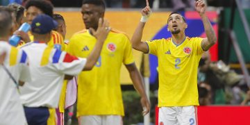 Daniel Muñoz (d) de Colombia celebra un gol este martes, en un partido del grupo K del Mundial de la FIFA 2026