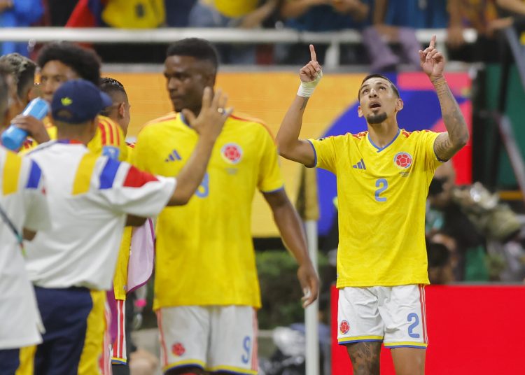 Daniel Muñoz (d) de Colombia celebra un gol este martes, en un partido del grupo K del Mundial de la FIFA 2026