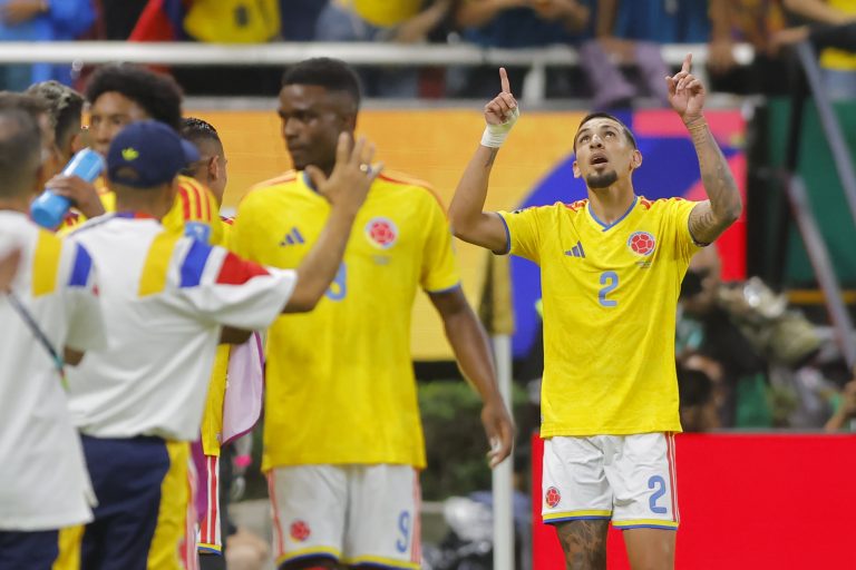 Daniel Muñoz (d) de Colombia celebra un gol este martes, en un partido del grupo K del Mundial de la FIFA 2026