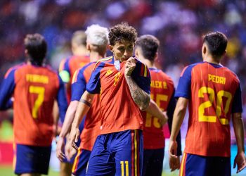 Un gol de Mikel Oyarzabal, en el minuto 2 de partido gracias a un disparo con la pierna izquierda desde fuera del área, otro de Pedri en el 32 y un tanto en propia puerta de Pedro Gallese, en el 53 le, dieron a España