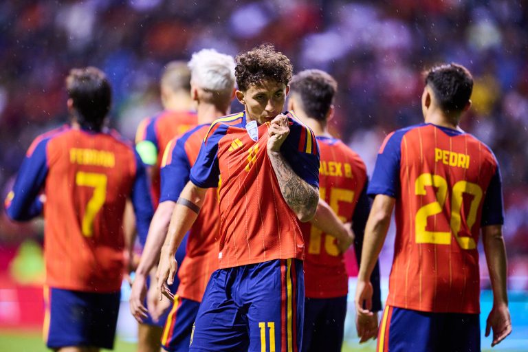Un gol de Mikel Oyarzabal, en el minuto 2 de partido gracias a un disparo con la pierna izquierda desde fuera del área, otro de Pedri en el 32 y un tanto en propia puerta de Pedro Gallese, en el 53 le, dieron a España